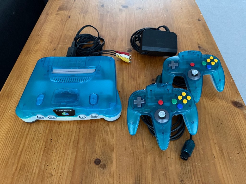 Nintendo 64 Aqua Blue met 2 controllers, Spelcomputers en Games, Ophalen, Gebruikt, Met 2 controllers