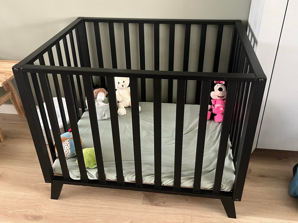 Zwarte box met matras en hoeslaken, Kinderen en Baby's, Boxen, Ophalen, Gebruikt, Vierkant