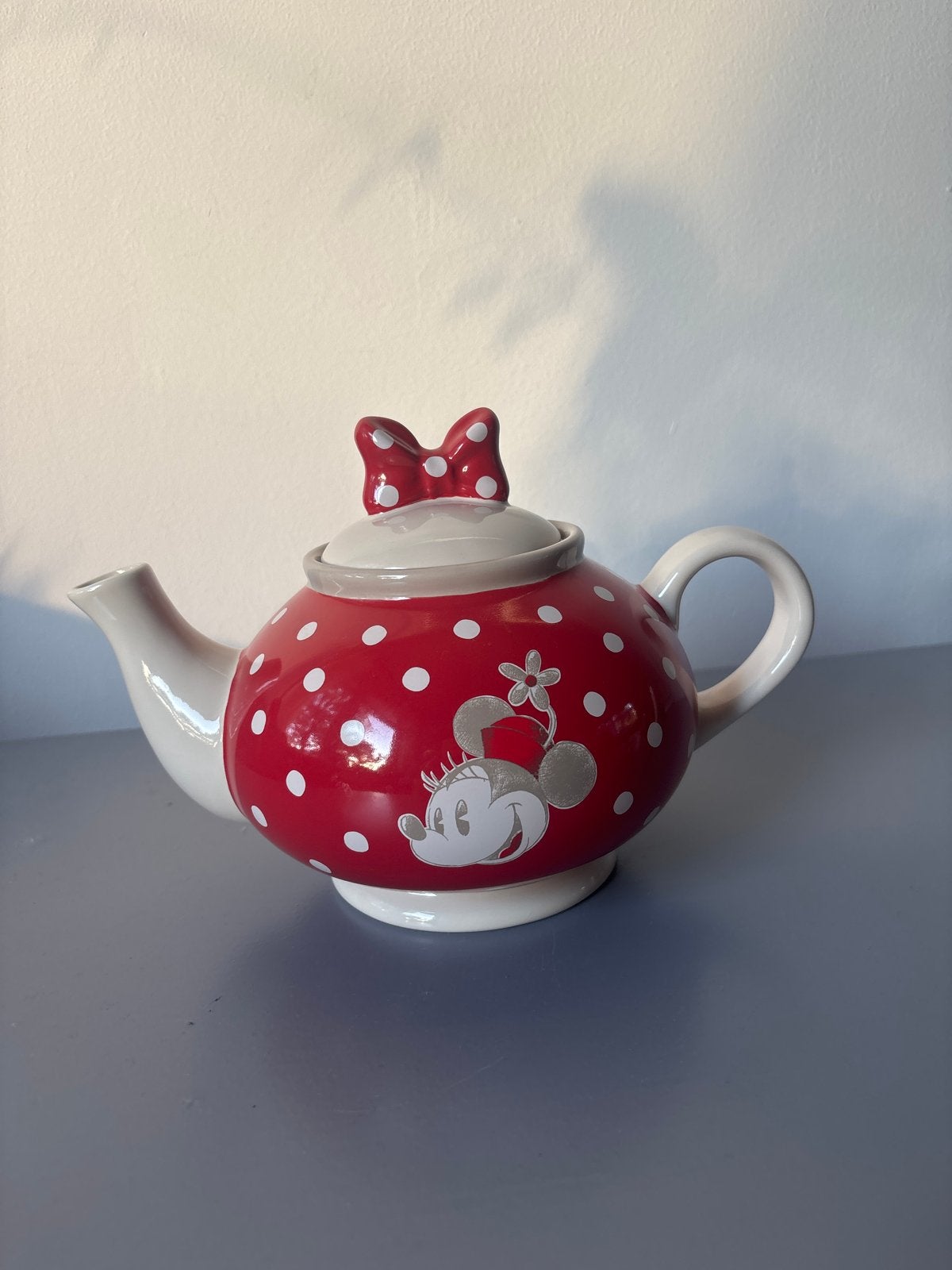 Minnie Mouse Theepot - Disneyland Parijs Exclusief, Zo goed als nieuw, Steen/keramiek, Rood, Overige merken