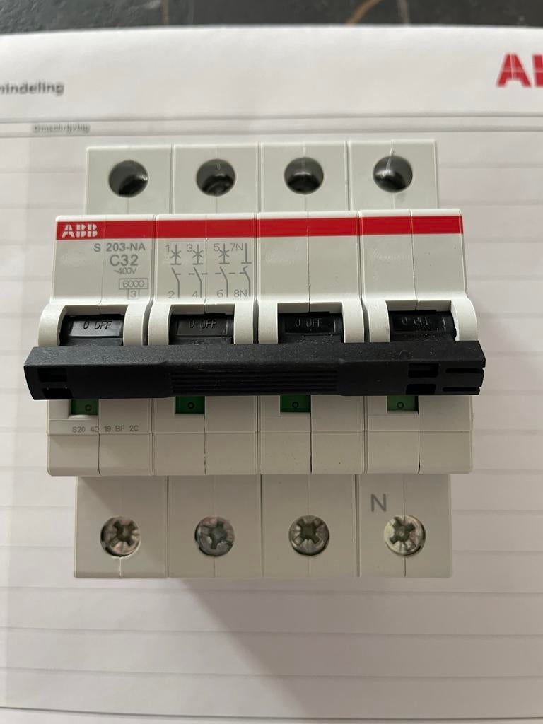 Nieuw: ABB Installatieautomaat 3P+N C32 S203-C32NA, Ophalen of Verzenden, Zo goed als nieuw, Overige typen