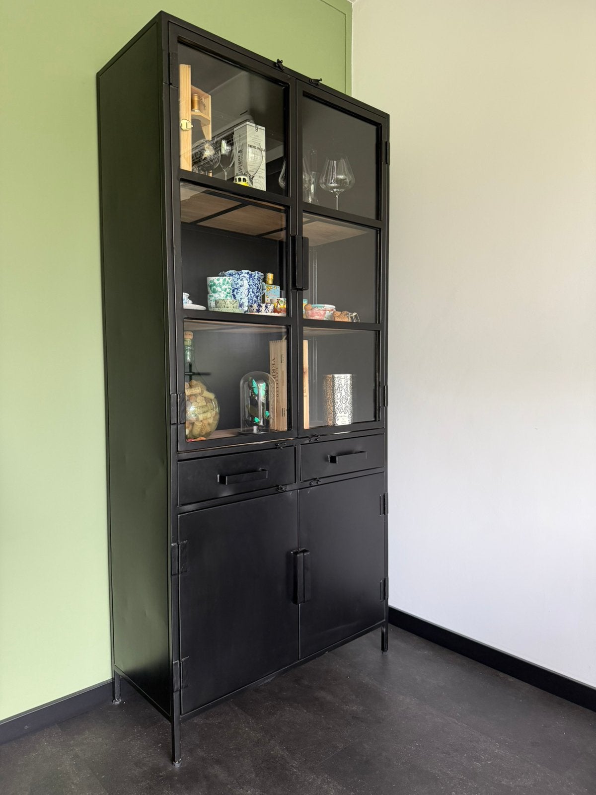 Cavetown Figue Vitrinekast IJzer + Mango Planken 90 CM Breed, Ophalen, Glas, Met deur(en), 50 tot 100 cm