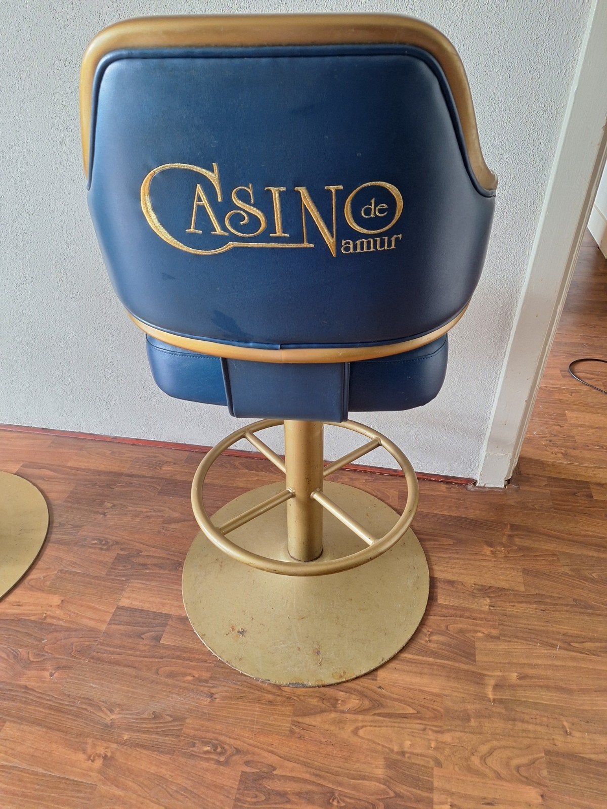 Twee originele Casinostoelen Casino de Namur - Blauw Leer, Ophalen, Gebruikt, Blauw, Eén