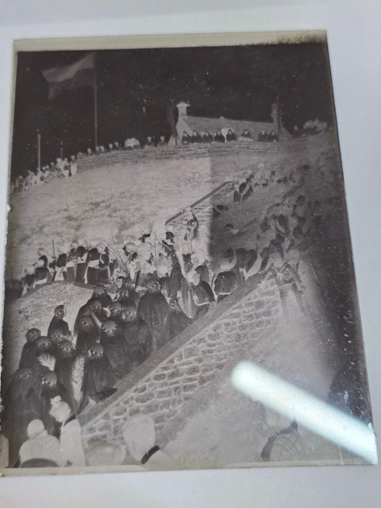 Antieke Foto: Optocht met Vlag en Publiek, Ophalen of Verzenden