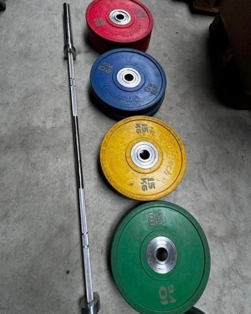 150kg Gekleurde Bumperplates + Olympische Barbell 220cm, Ophalen, Gebruikt, Halterschijven