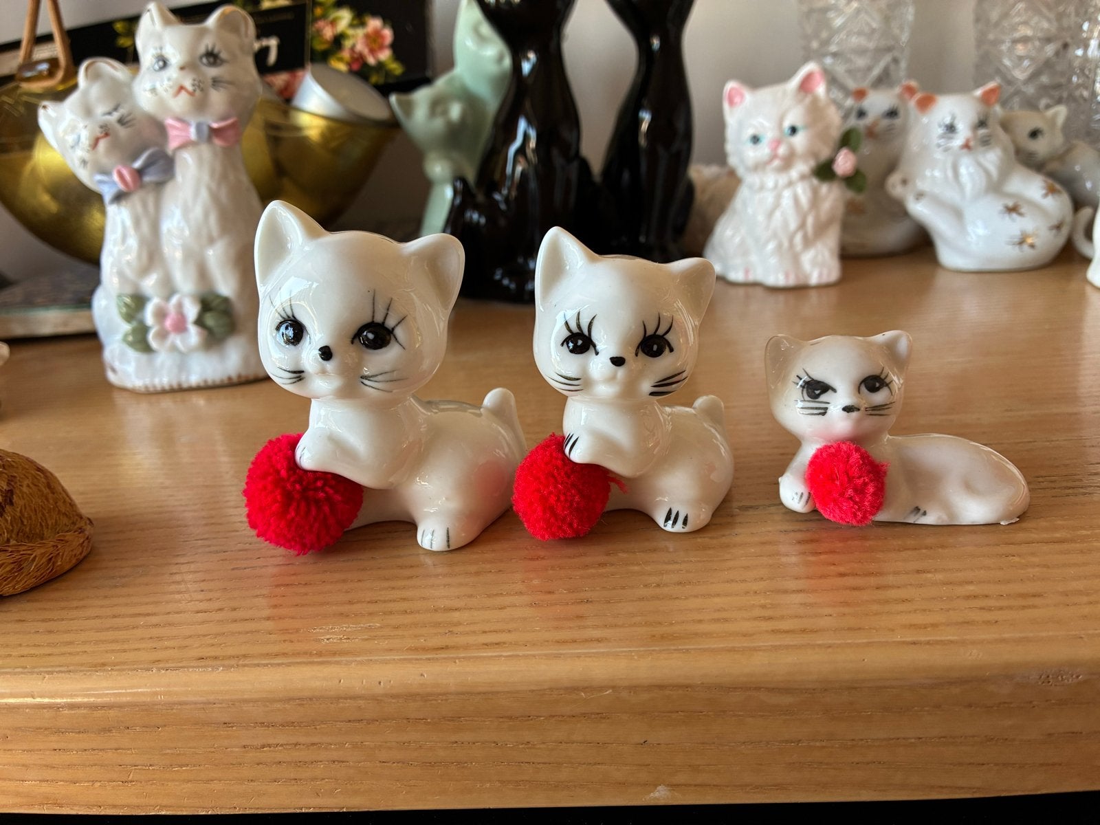 Set van 3 schattige witte katten beeldjes met rode pompons, Ophalen of Verzenden, Gebruikt, Dier