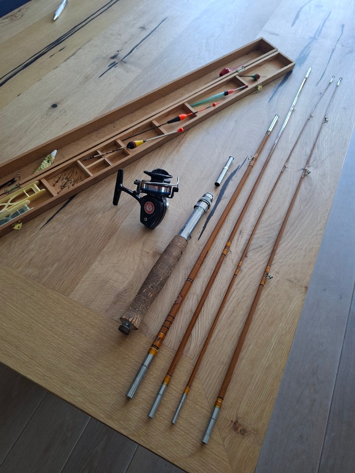 Vintage splitcain vishengel met molen en accessoires, Watersport en Boten, Ophalen, Gebruikt, Complete hengel