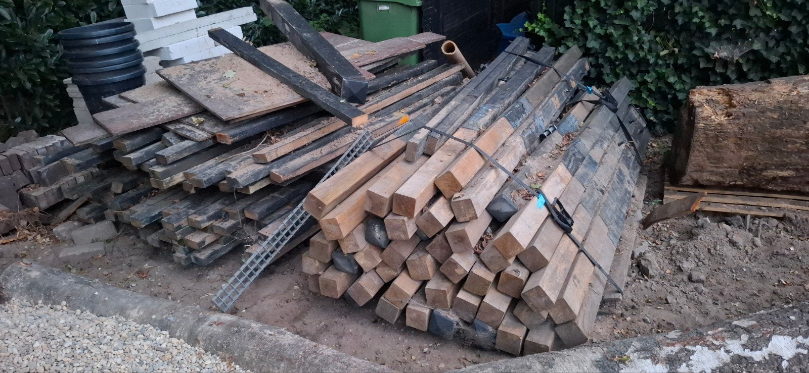 Partij houten palen en liggers, Gebruikt, 250 tot 300 cm, 50 mm of meer, Balk