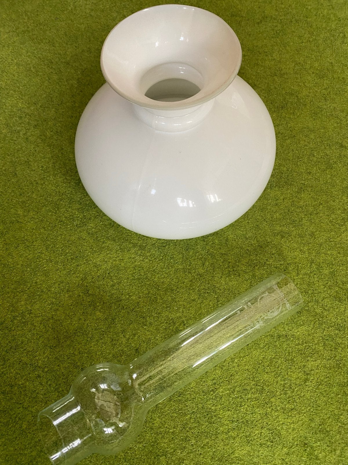 Antieke olielamp onderdelen: melkglas bol en glazen schoorst, Ophalen of Verzenden