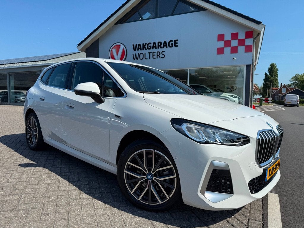 BMW 2-serie Active Tourer 225e xDrive M Sportpakket Aut. RIJ, Auto's, BMW, Automaat, 12 maanden, Gebruikt, Alcantara