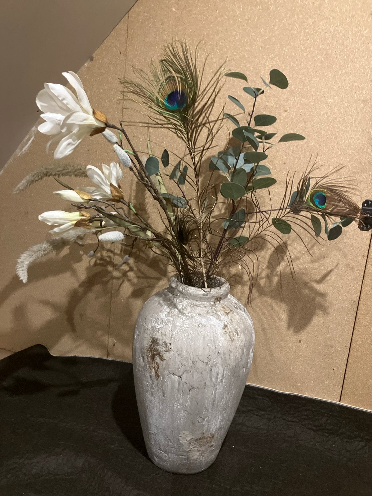Decoratieve vaas met kunstbloemen en pauwenveren, Inclusief decoratie, Ophalen of Verzenden, Zo goed als nieuw, Grijs