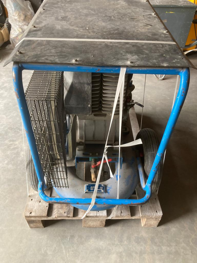 Airtask Compressor - Robuust en Betrouwbaar, Doe-het-zelf en Verbouw, Compressors, Ophalen, 6 tot 10 bar, Zo goed als nieuw, 25 tot 100 liter
