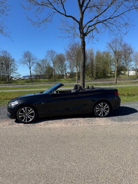 BMW 2-Serie 2.0 220IA 135KW Cabrio Aut8 2016 Zwart, Auto's, BMW, Sportstoelen, Zwart, 4 cilinders, Cabriolet