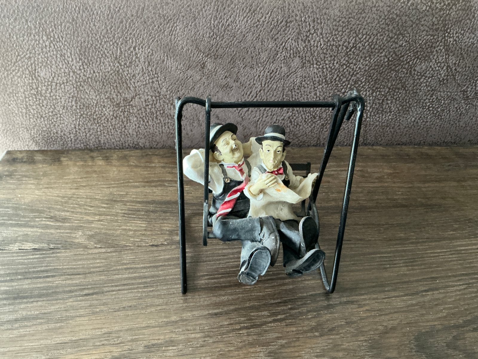 Vintage beeldje komisch duo Laurel & Hardy op schommel (KWF), Ophalen of Verzenden, Gebruikt