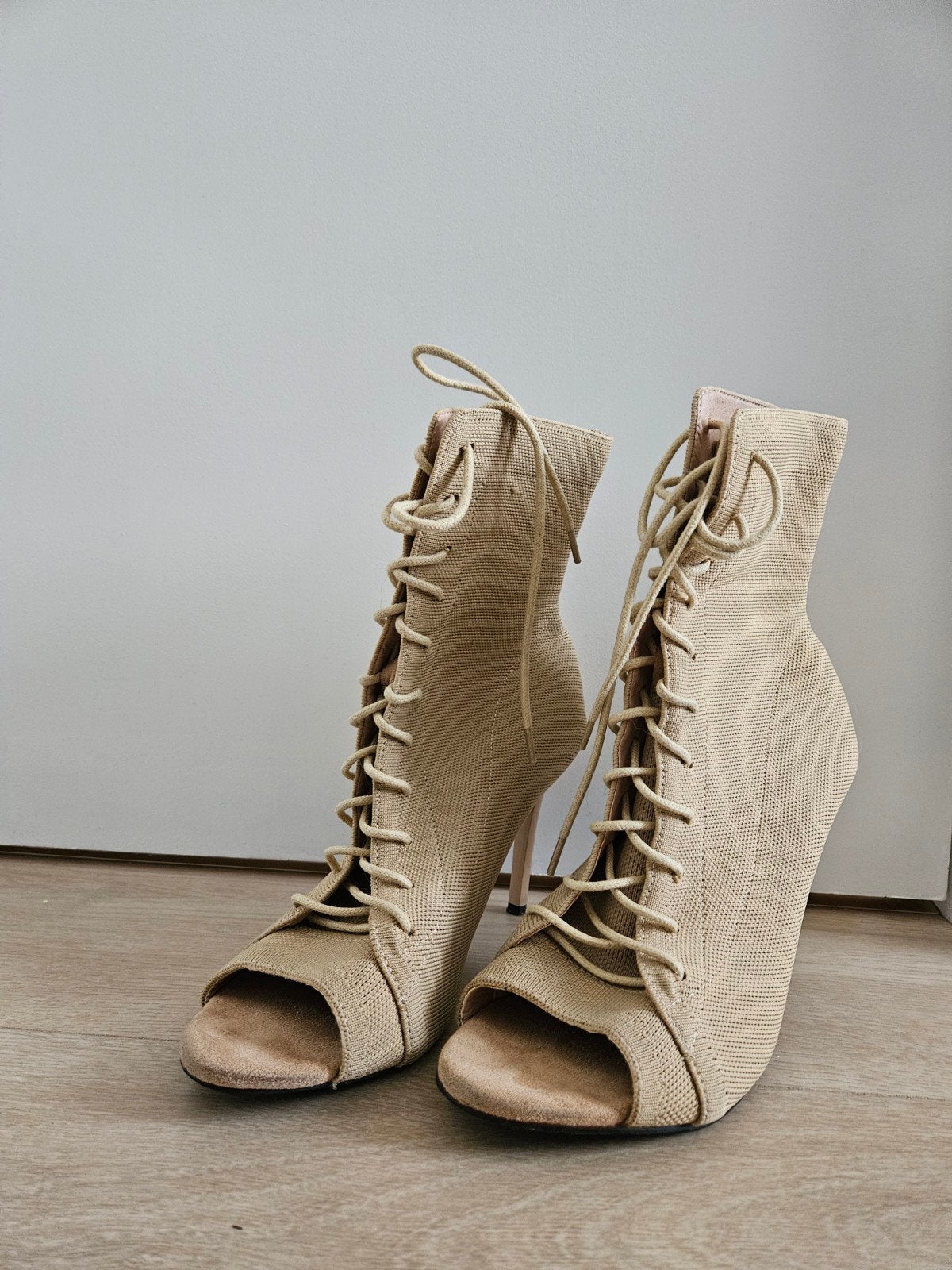 Beige Peep-Toe Enkellaarsjes met Veters - Maat 38, Ophalen of Verzenden, Gedragen, Beige