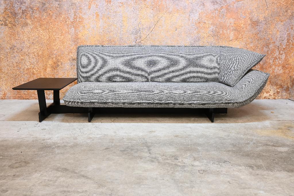 ZGAN! grijze stoffen Cassina 550 Beam design bank, Huis en Inrichting, Banken | Bankstellen, Zo goed als nieuw, Rechte bank, Tweepersoons