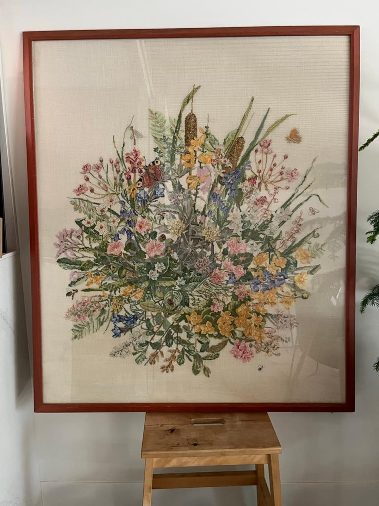 Prachtig ingelijst borduurwerk: Wilde bloemen en insecten, Ophalen of Verzenden