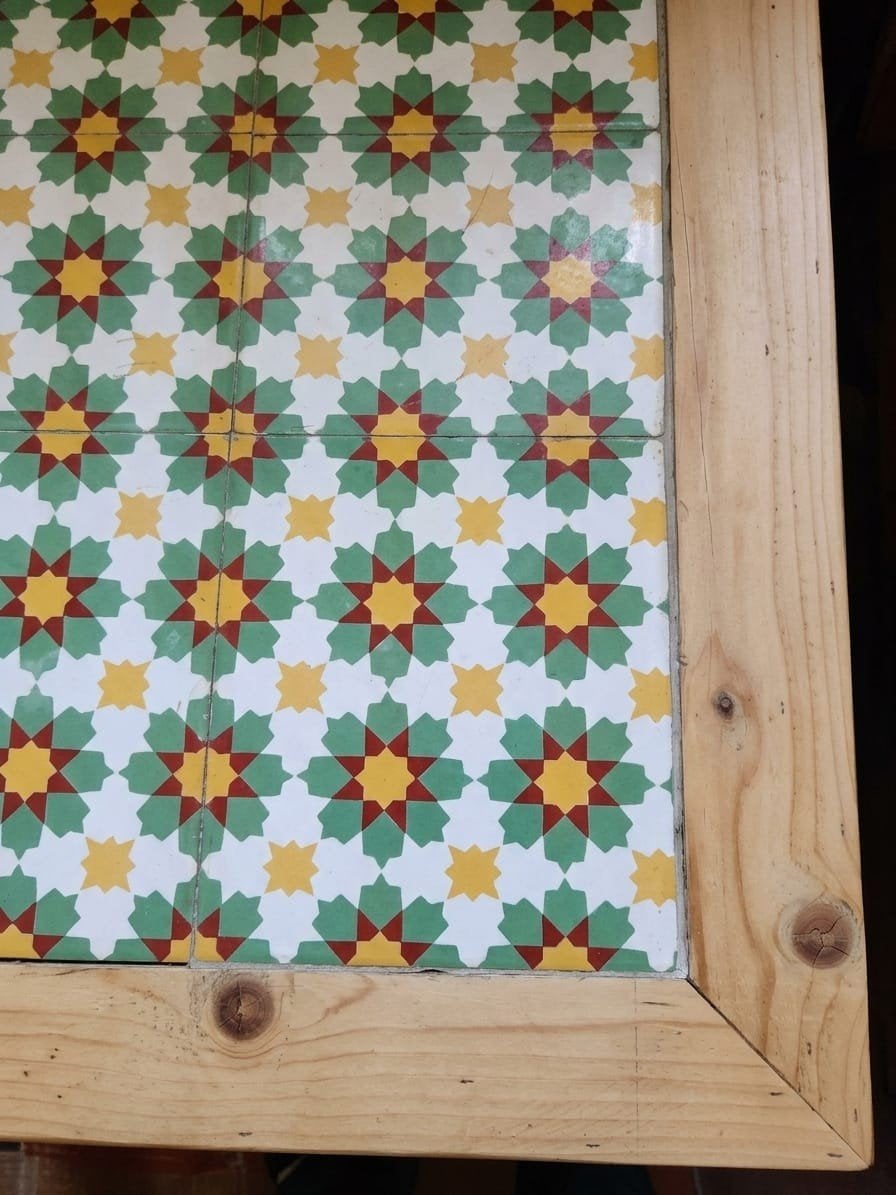 2 handgemaakte massief houten tafels met ingelegde tegels –, Ophalen, Gebruikt