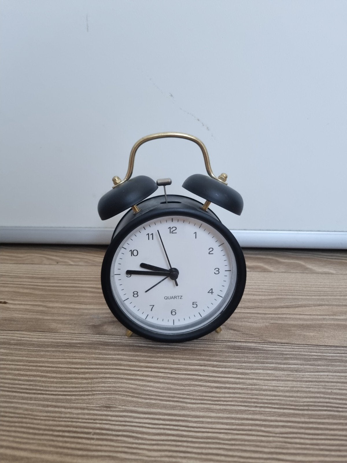 Zwarte retro wekker met dubbele bel, Ophalen of Verzenden, Gebruikt, Analoog, Wekker of Tafelklok
