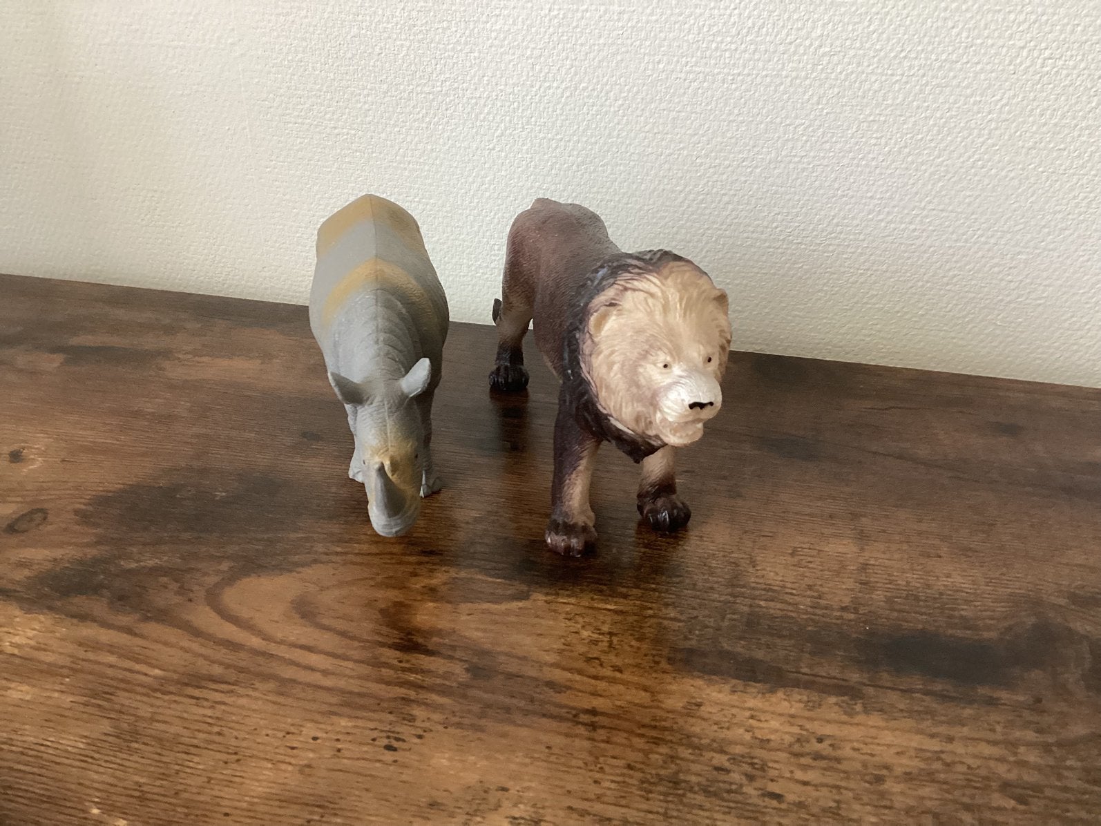 2 kunststof dieren 20x10 cm, Ophalen of Verzenden, Zo goed als nieuw
