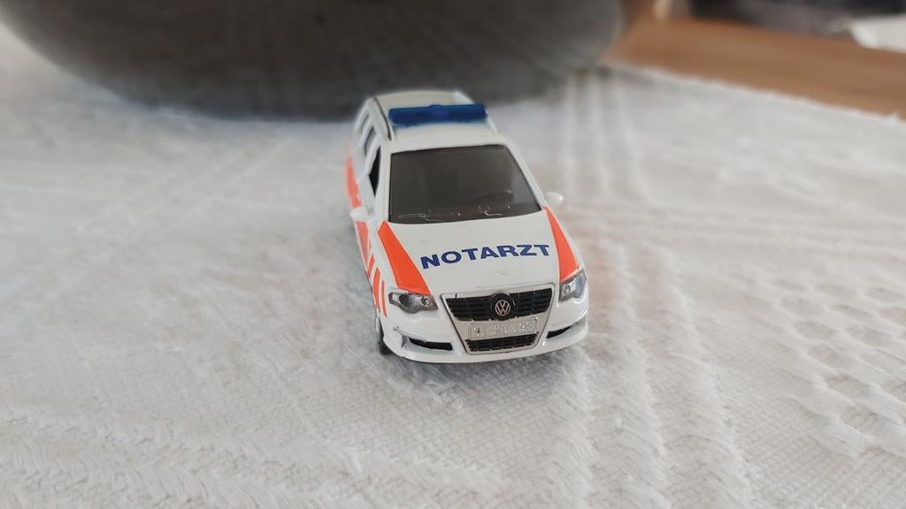 SIKU Volkswagen Passat Notarzt Modelauto, Ophalen of Verzenden, Zo goed als nieuw, Auto, SIKU