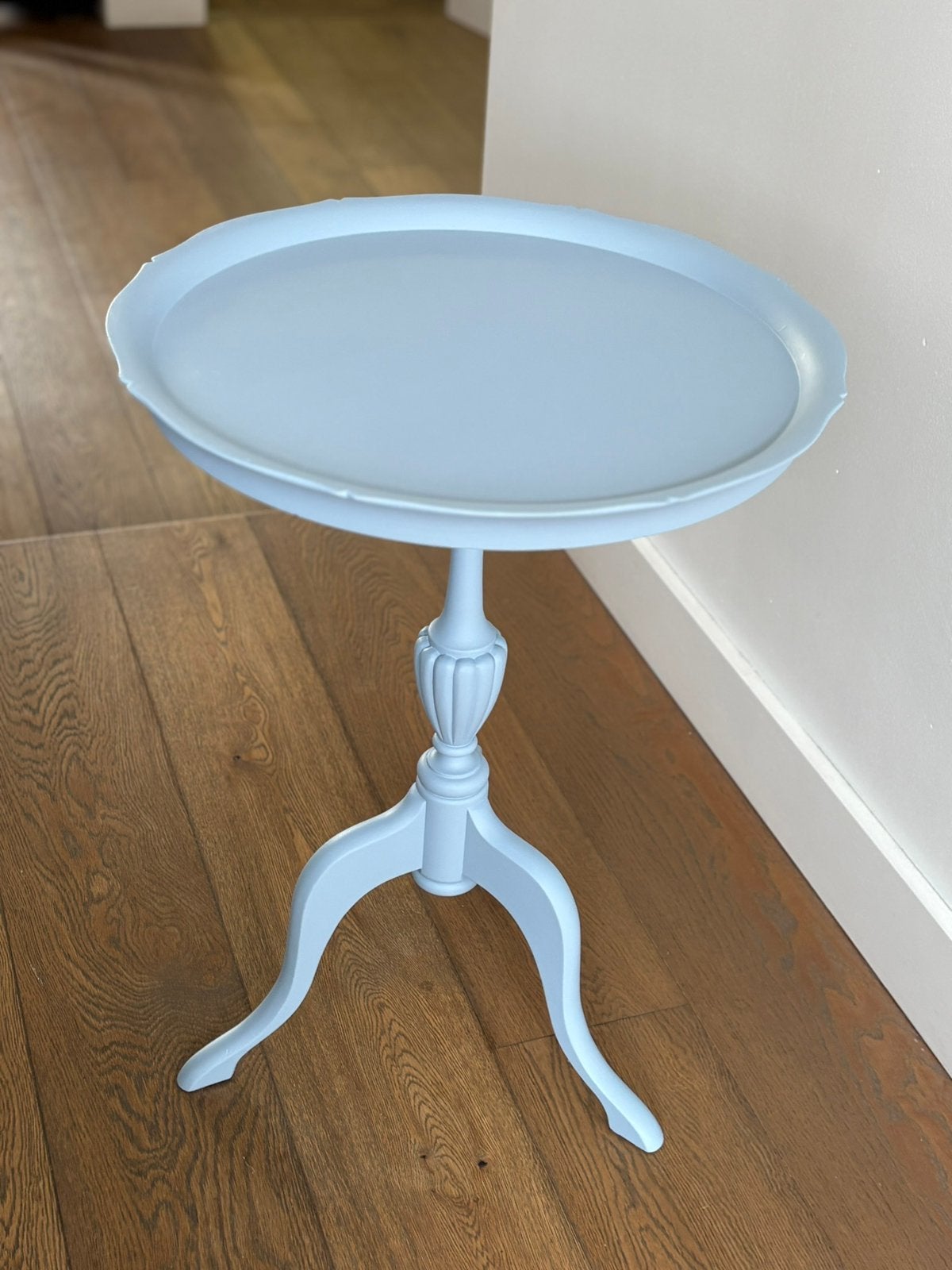 Lichtblauw houten ronde bijzettafel, Huis en Inrichting, Tafels | Bijzettafels, Minder dan 55 cm, Gebruikt, Rond, Brocante