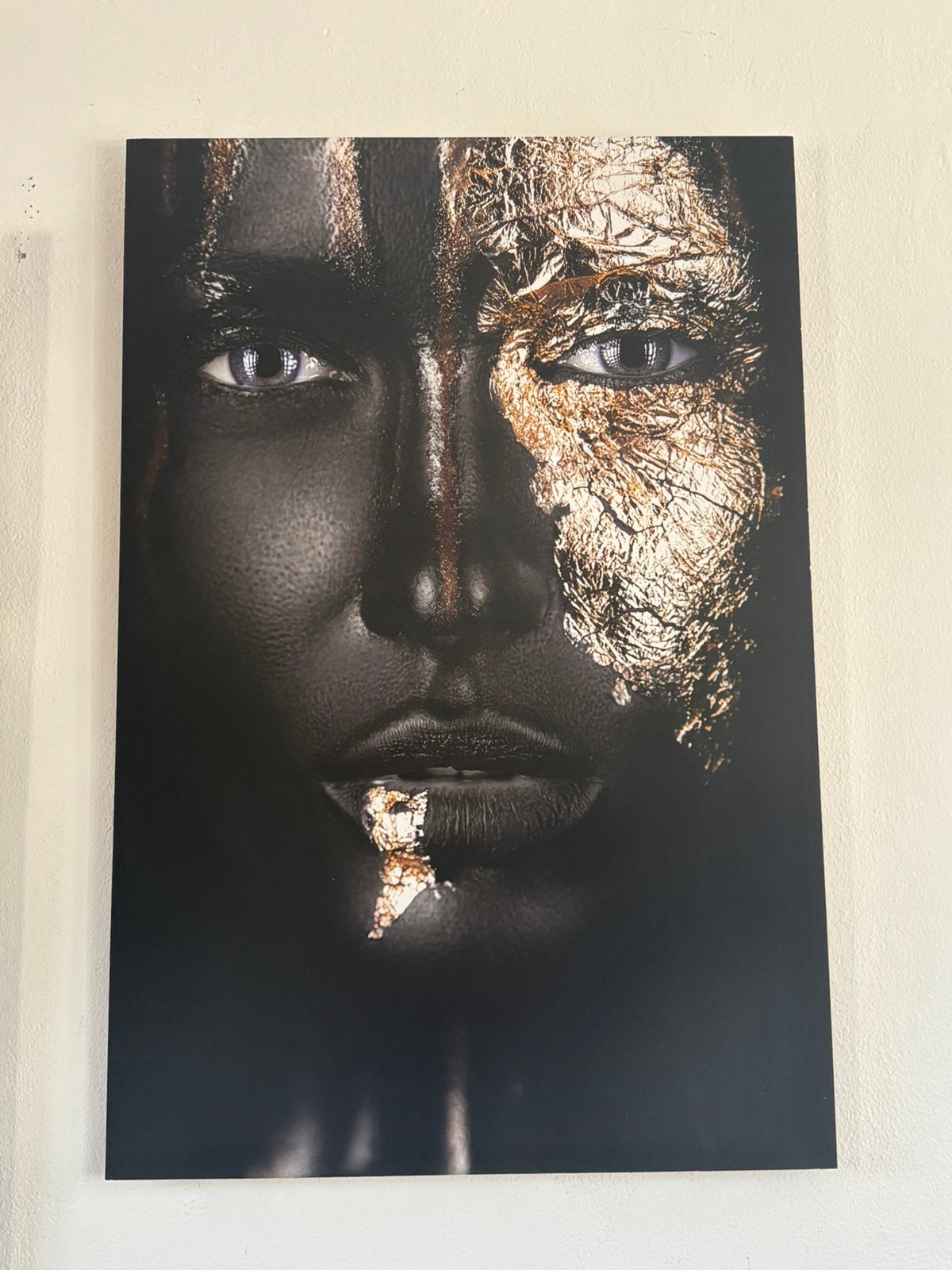 Woman black gold, Ophalen