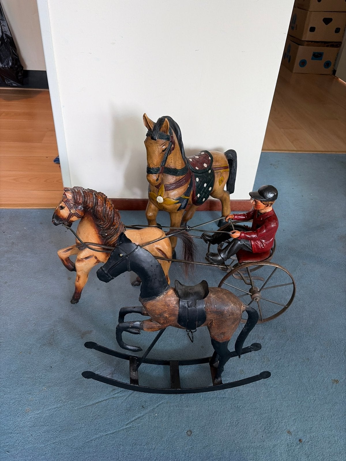 Decoratieve paardenbeelden en koets met jockey, Ophalen