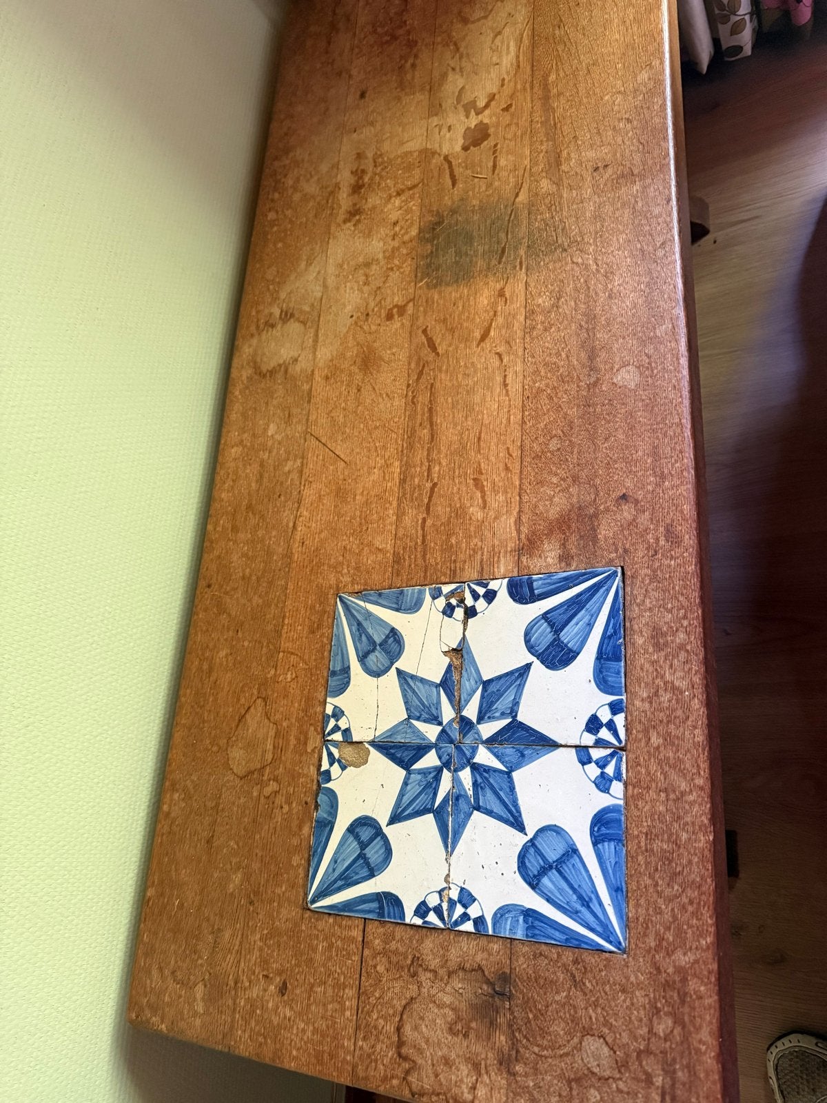 Rustieke houten tafel met Portugese tegels, Ophalen