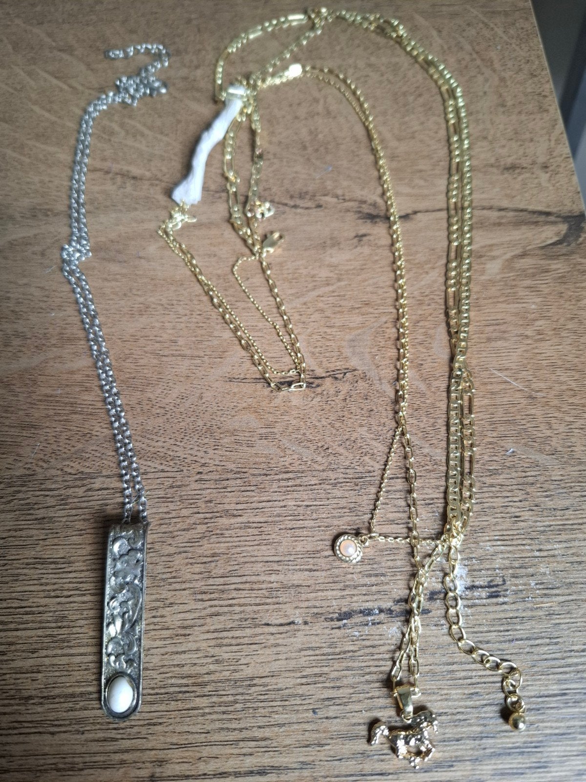 Set van 2 kettingen: zilverkleurig met steen, goudkleurig, Nieuw, Ophalen of Verzenden, Zilver, Overige materialen