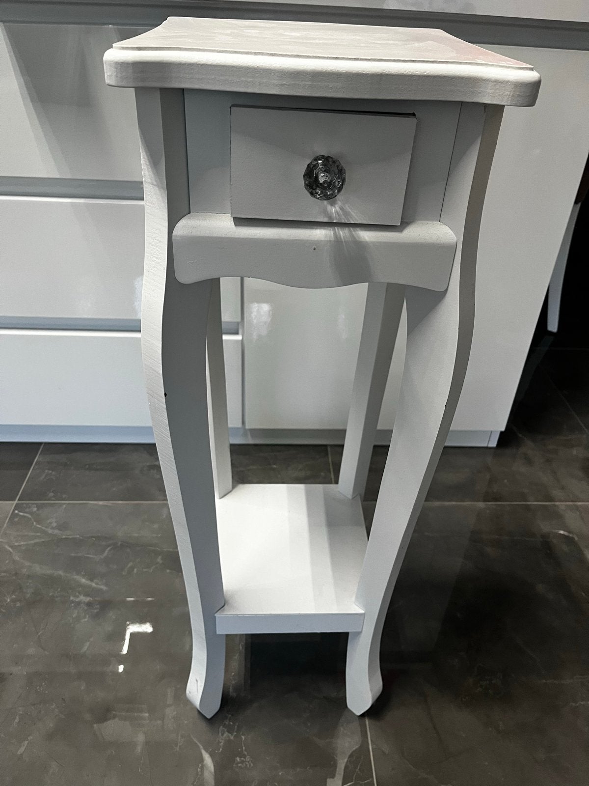 Elegant wit bijzettafeltje met lade en glazen knop, Ophalen, Minder dan 55 cm, Zo goed als nieuw, 60 cm of meer