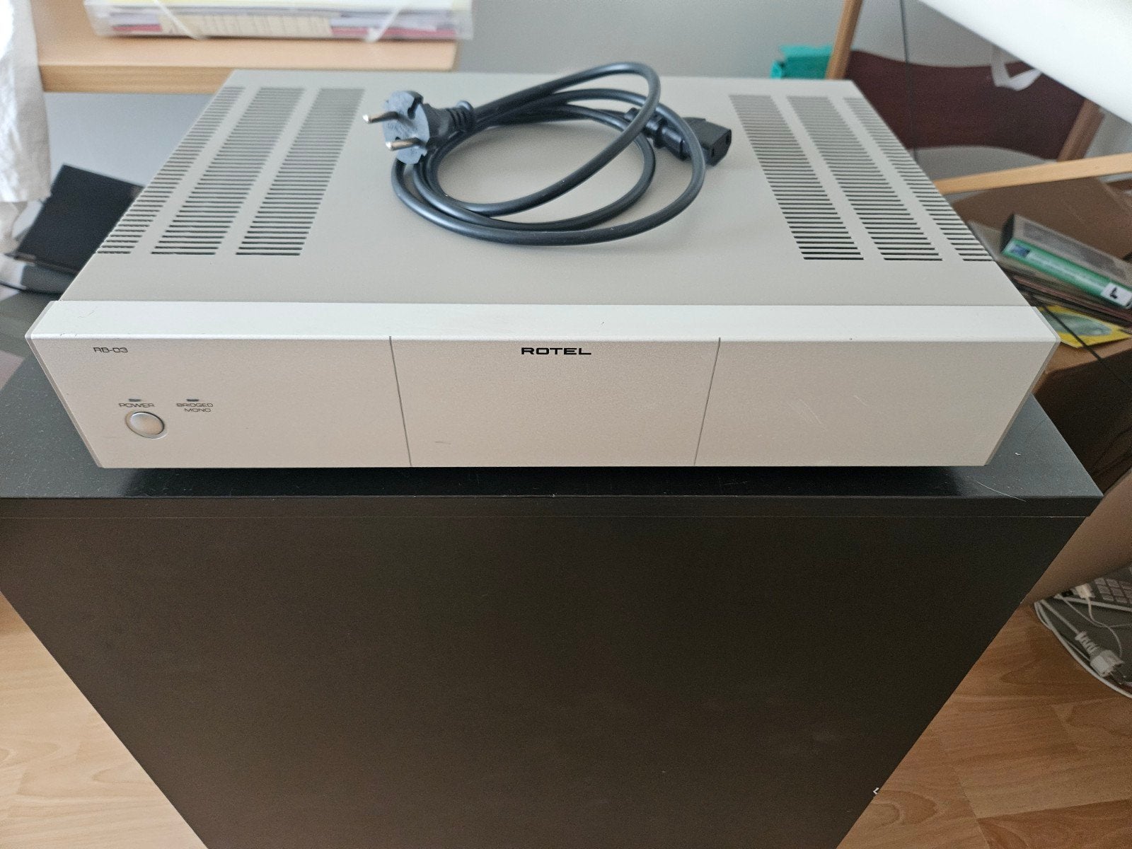 Rotel RB-03 Stereo Eindversterker - Krachtig en Betrouwbaar, Gebruikt, 60 tot 120 watt, Stereo, Ophalen