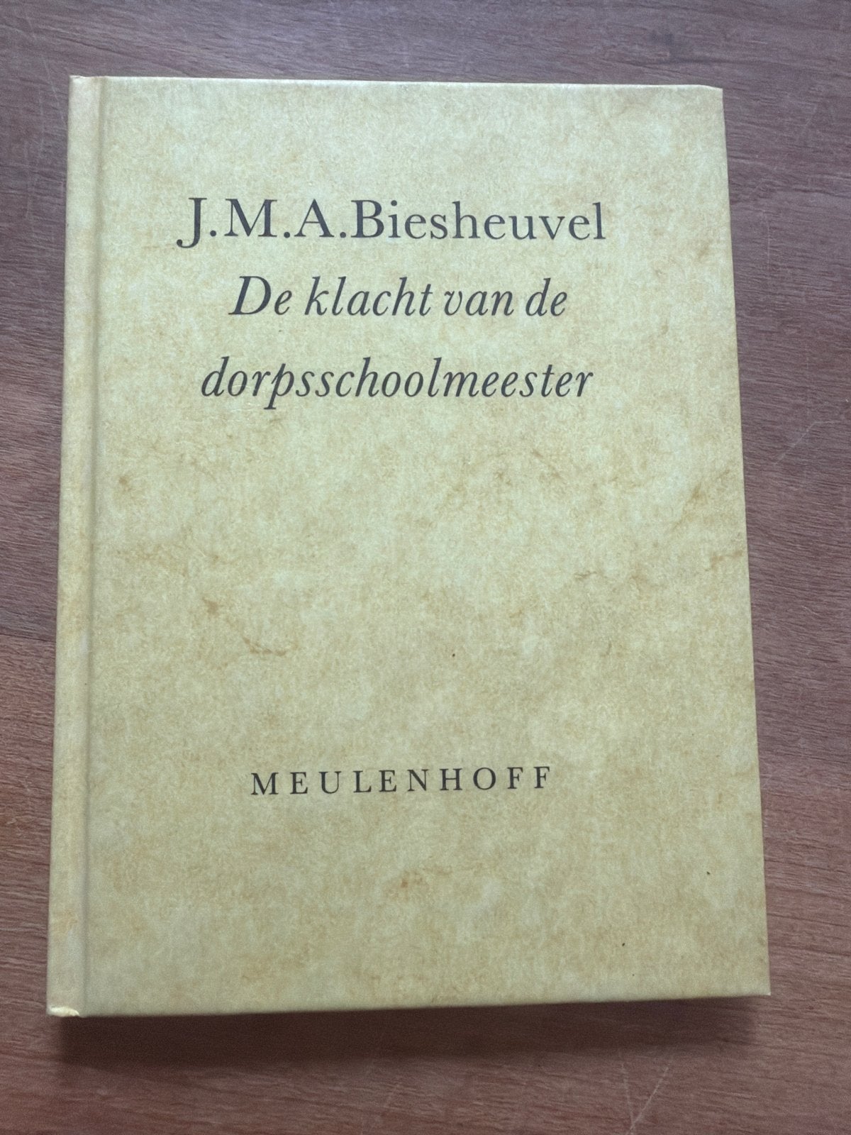 J.M.A. Biesheuvel - De klacht van de dorpsschoolmeester, Boeken, Ophalen of Verzenden, Zo goed als nieuw, Nederland