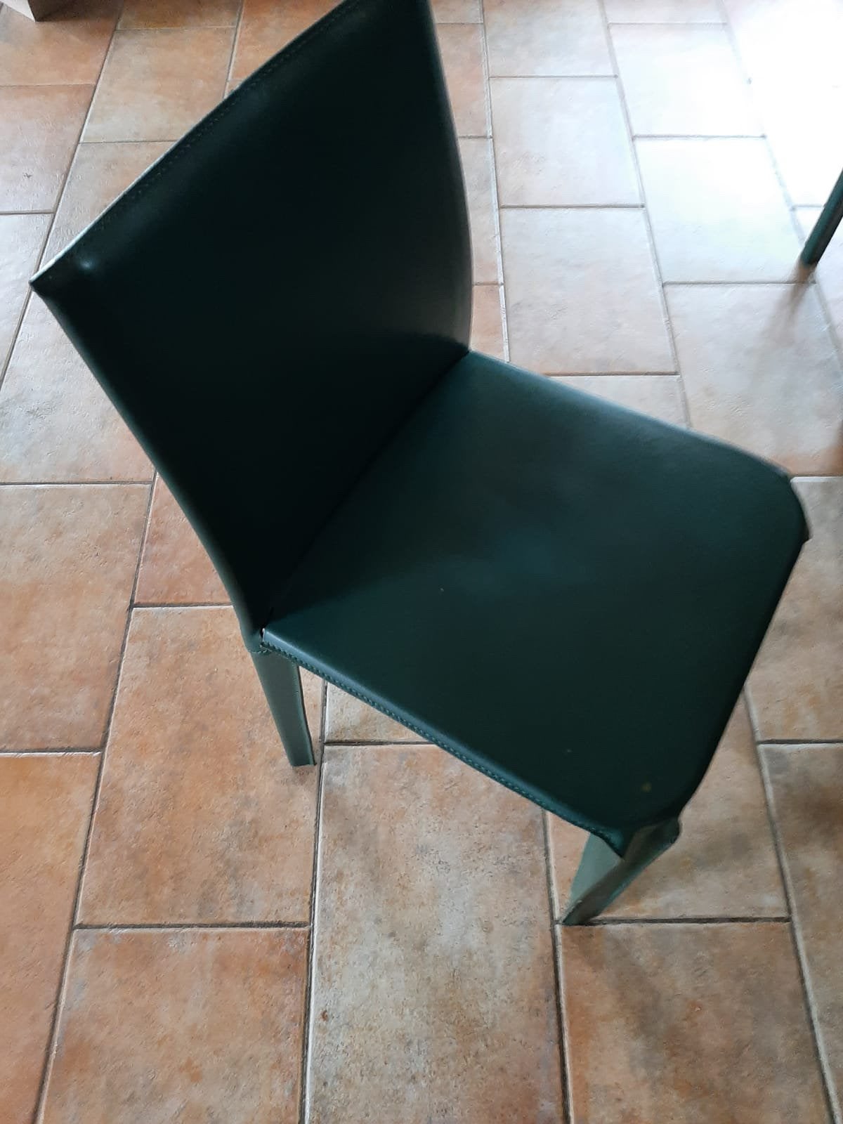 Foto 7 van Glazen tafel met 6 leren stoelen