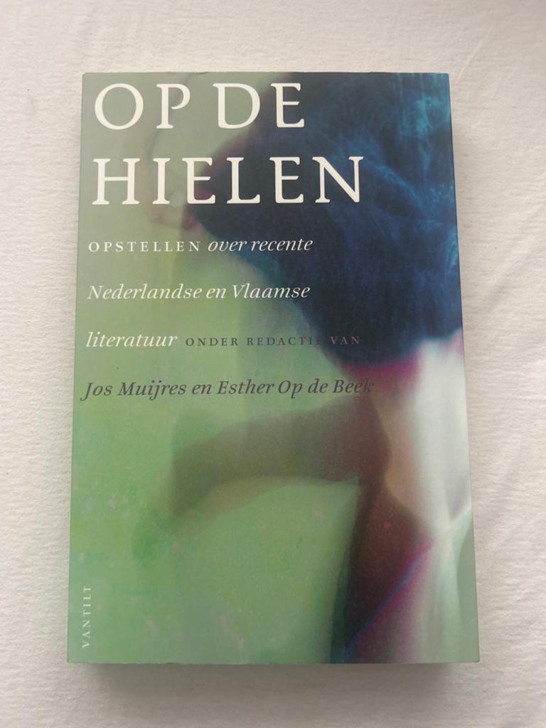 Op de Hielen: Essays over Nederlandse en Vlaamse literatuur, Ophalen of Verzenden, Zo goed als nieuw, Nederland