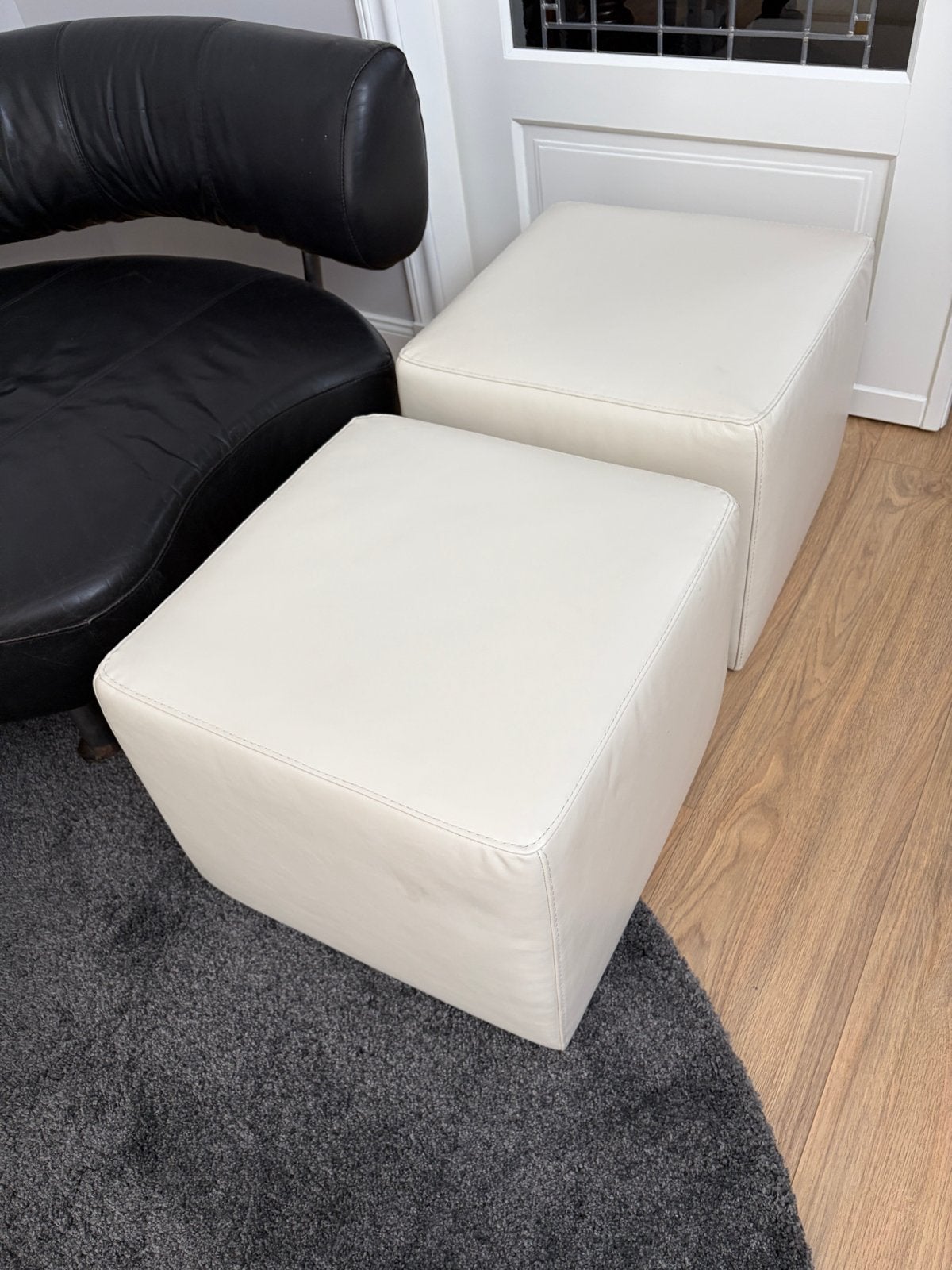2 Leren Poefen / Salontafels - Crème Wit, Ophalen, Minder dan 50 cm, Gebruikt, Vierkant