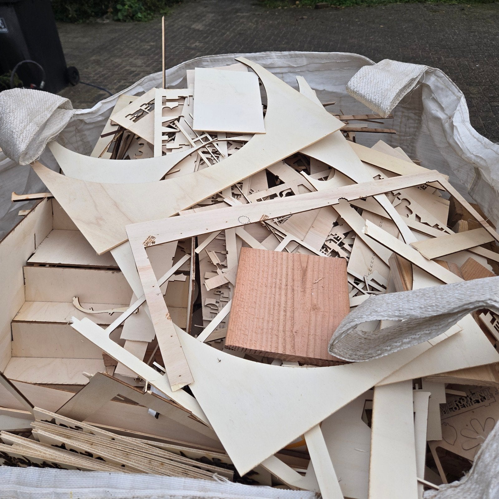 Aanmaakhout: 2 kuubzakken triplex en klein hout, Ophalen, Overige houtsoorten