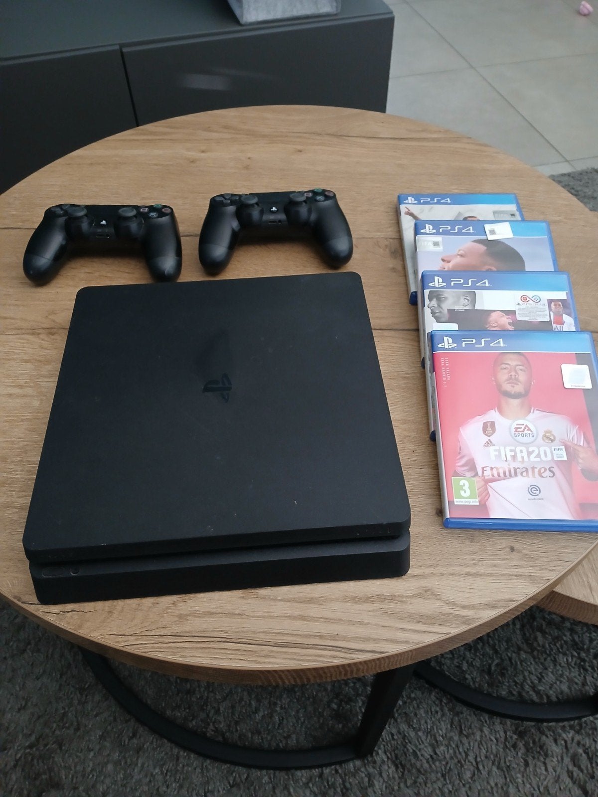 Defecte PlayStation met 2 controllers en 4 FIFA games, Ophalen