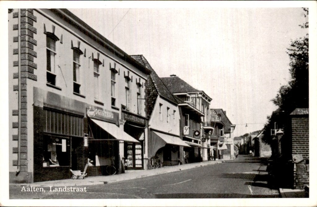 Aalten - Landstraat - Straatbeeld, Ophalen of Verzenden, 1940 tot 1960, Ongelopen, Gelderland
