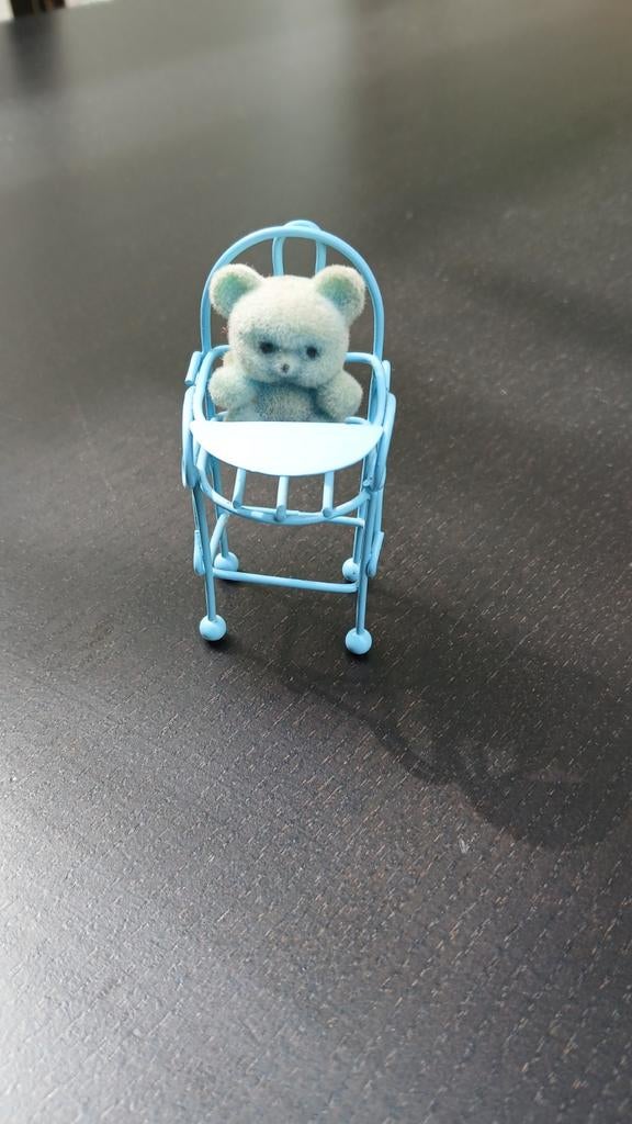 Miniatuur kinderstoel met beertje, Ophalen of Verzenden, Zo goed als nieuw, Poppenhuis