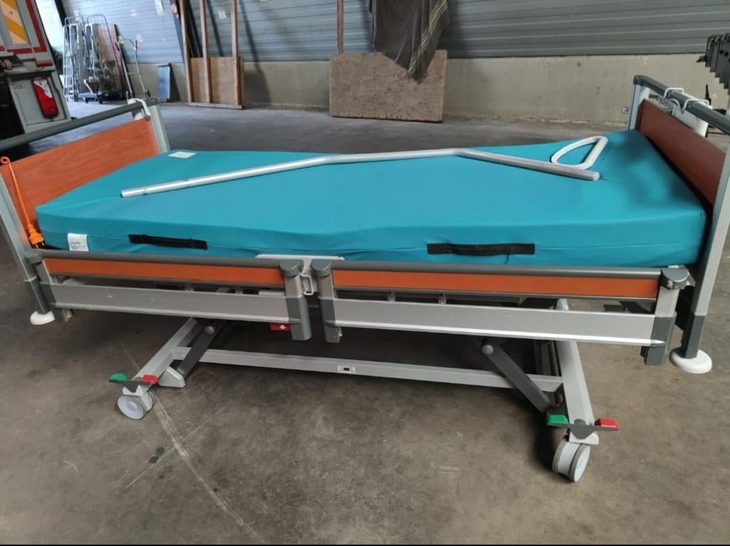 Zeer mooi ziekenhuis bed, Ophalen, Zo goed als nieuw