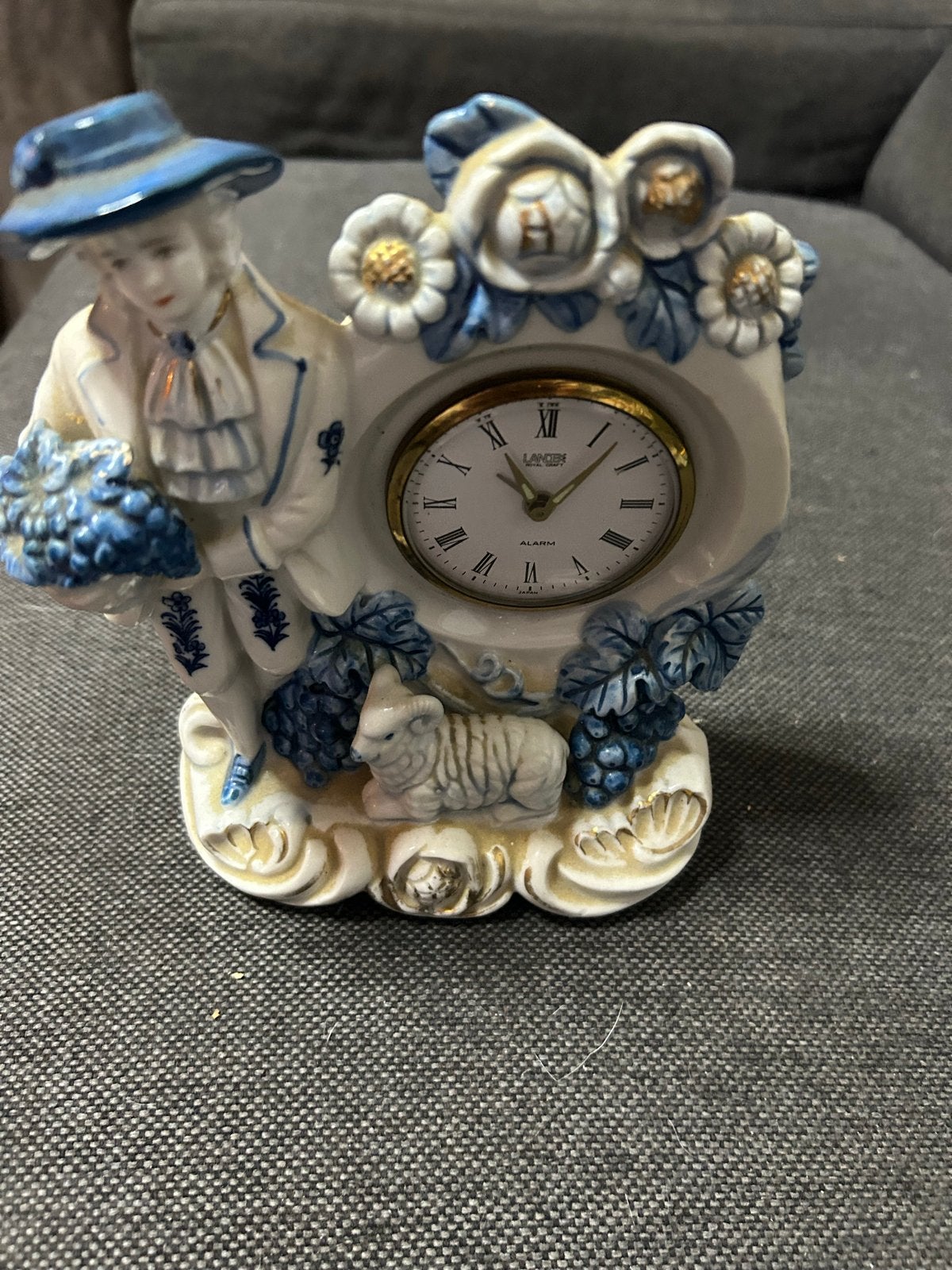 Vintage porseleinen klokje met figuur en schaapje, Ophalen