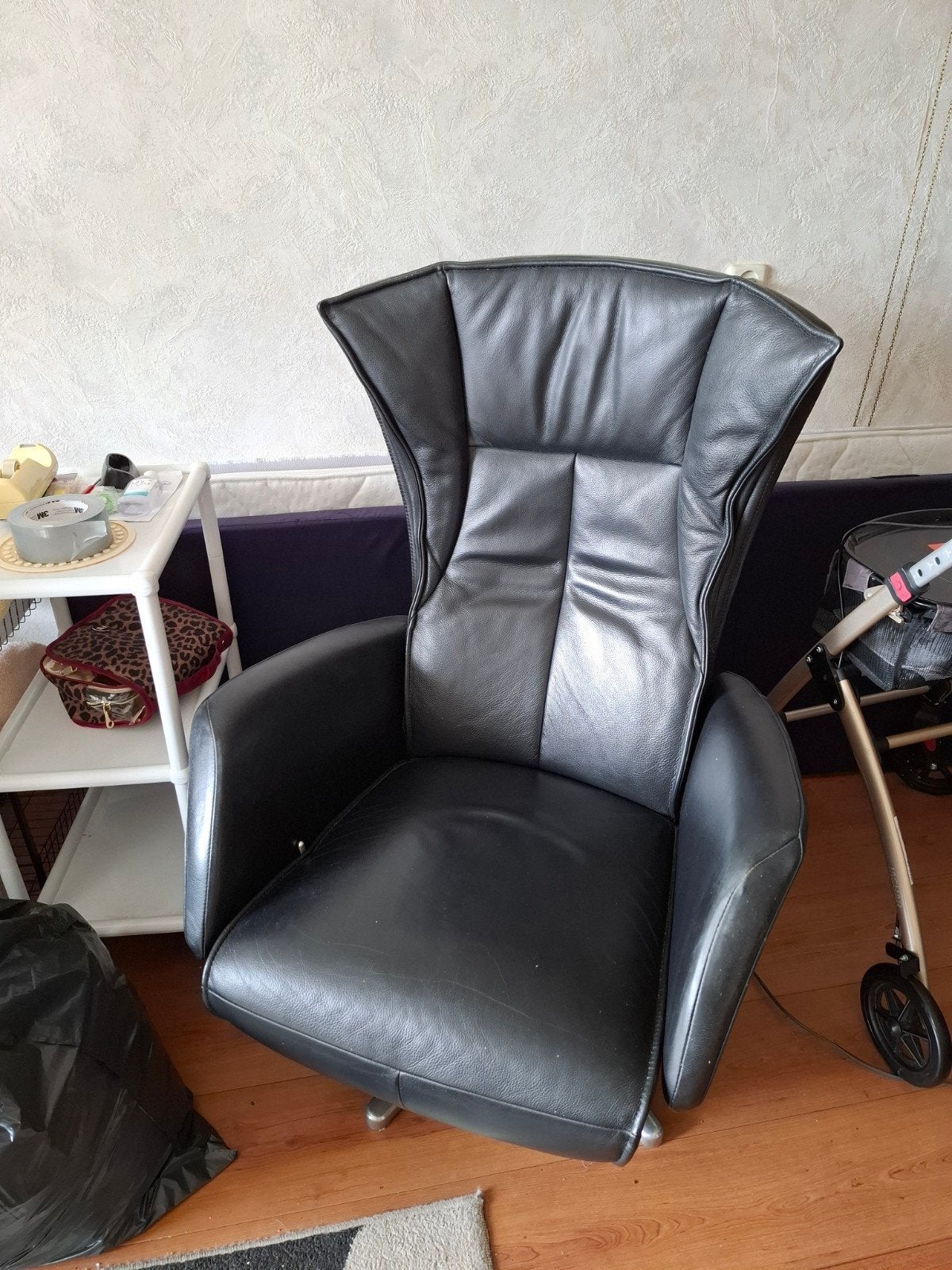 Topvorm draaibaar fauteuil zwart leer, Ophalen, Zo goed als nieuw, 50 tot 75 cm, Leer