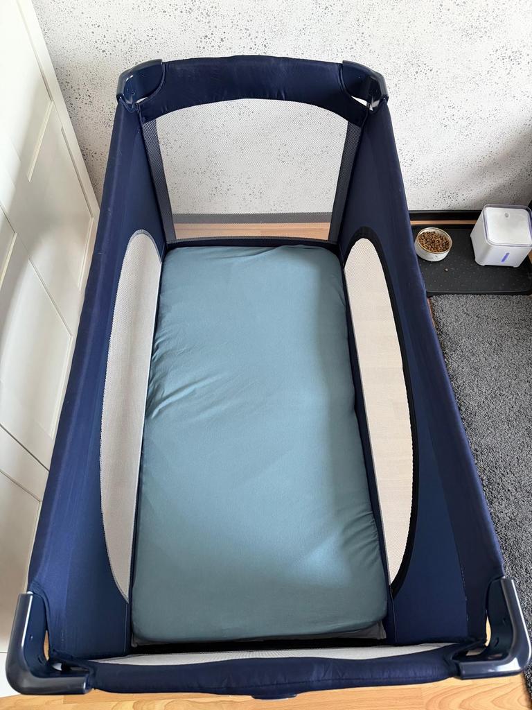 Campingbedje met matras en verhoging, Ophalen, Gebruikt, One size