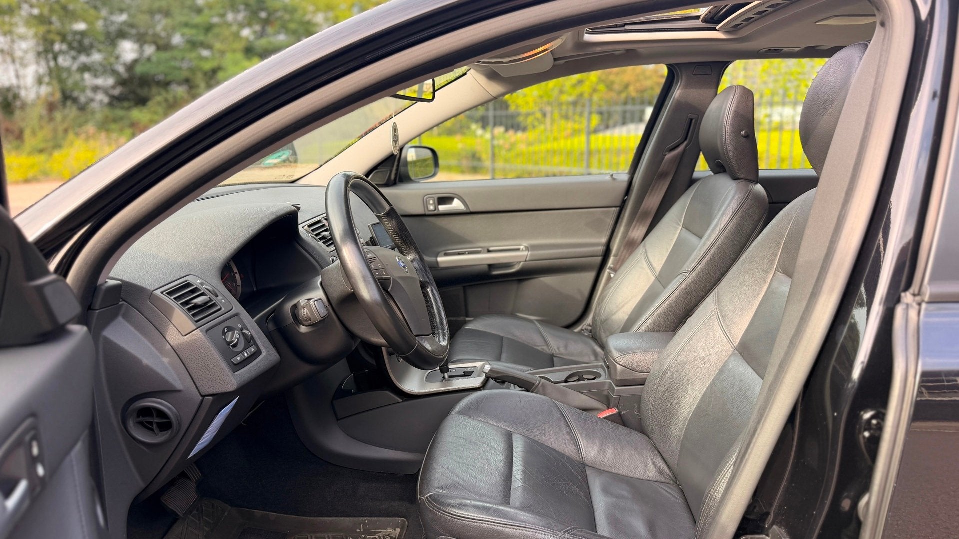 Volvo V50 2.4 Edition II Sport Airco/ecc Automaat Leer Schui, Dealer onderhouden, Gebruikt, Zwart, 700 kg