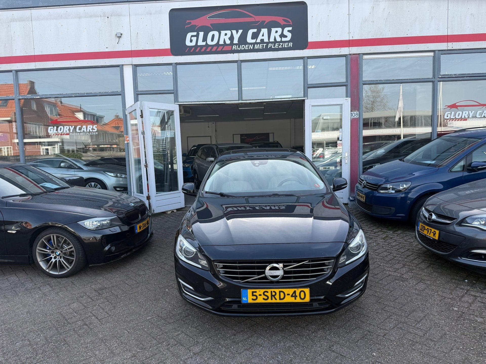 Volvo V60 2.4 D6 AWD Plug-In Hybrid AUTOMAAT-PANO-CAMERA, Auto's, Automaat, Zwart, Vierwielaandrijving, 11 kWh