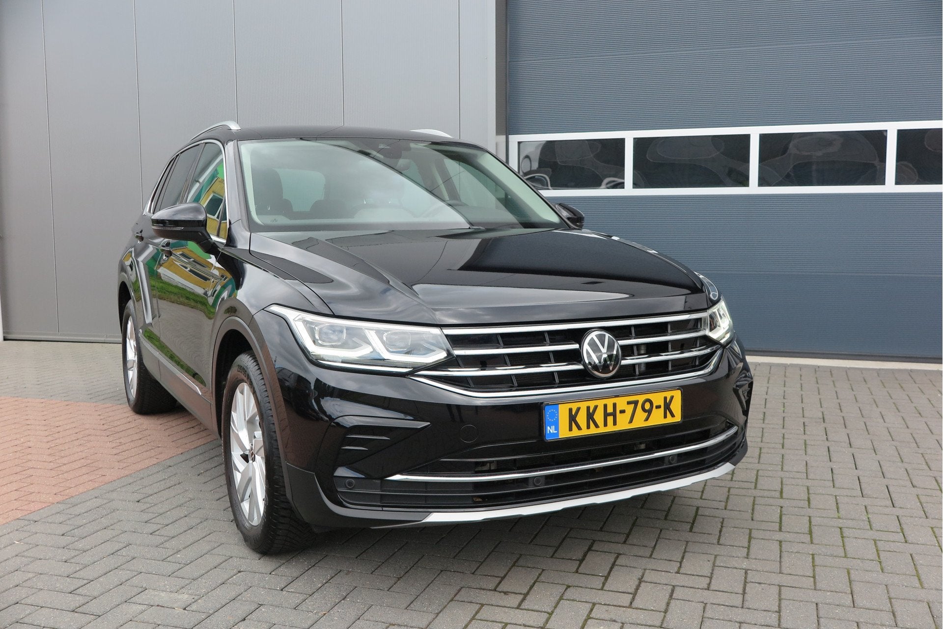 Volkswagen Tiguan 1.4 TSI eHybrid Elegance 245pk DSG ,Led ma, 4 cilinders, Alcantara, Zwart, Grijs