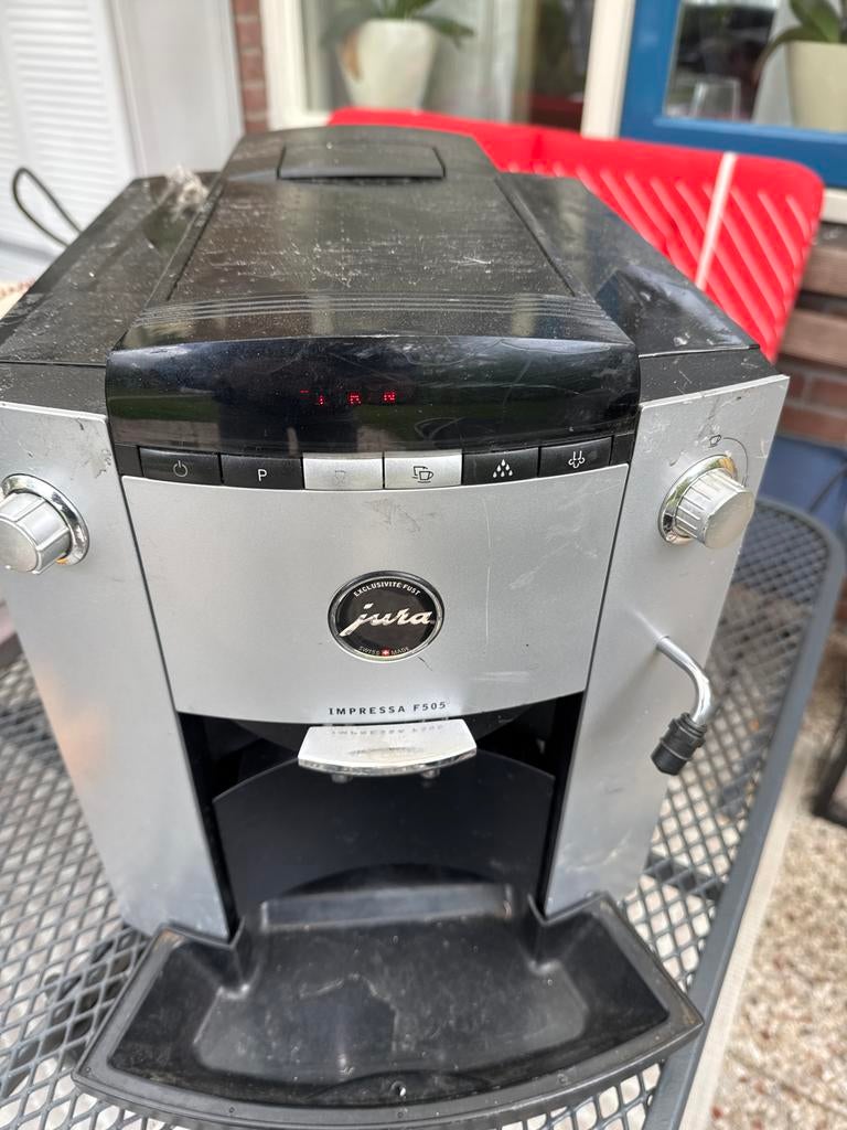 Jura Impressa F505 koffiemachine, Witgoed en Apparatuur, Koffiezetapparaten, Stoompijpje, Gebruikt, Koffiemachine, Koffiebonen