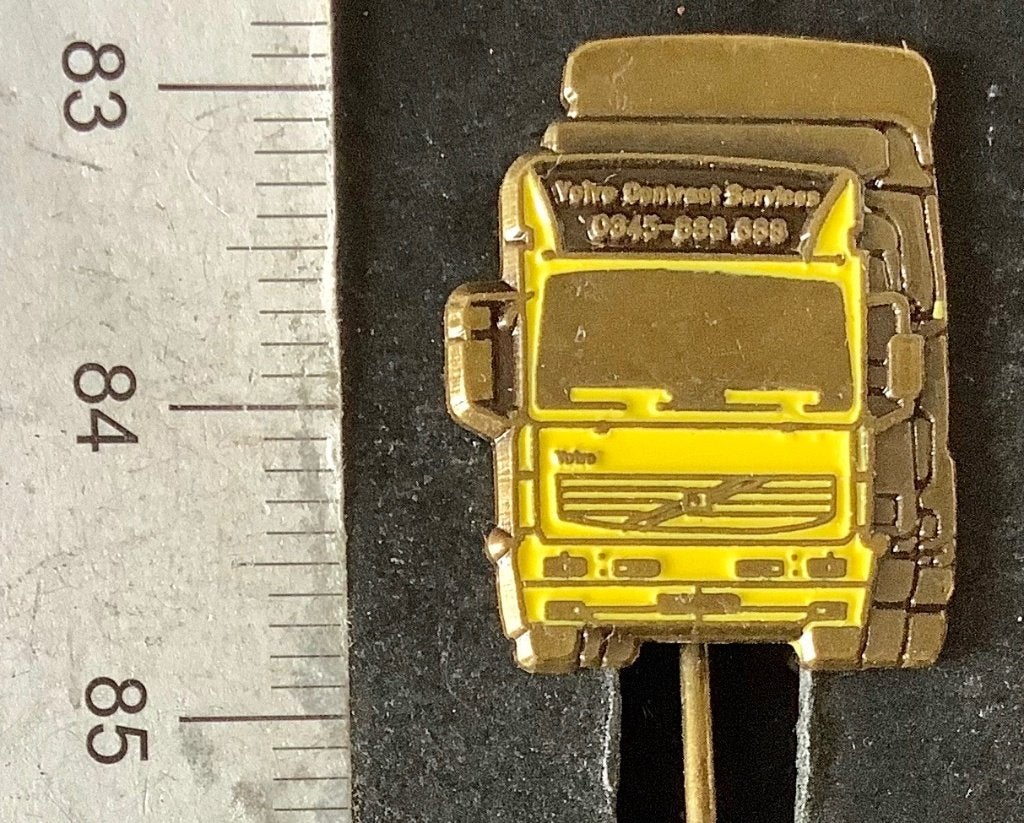 speld, automobilia, Volvo Contract Services, truck (AR, Verzamelen, Ophalen of Verzenden, Zo goed als nieuw, Transport, Speldje of Pin