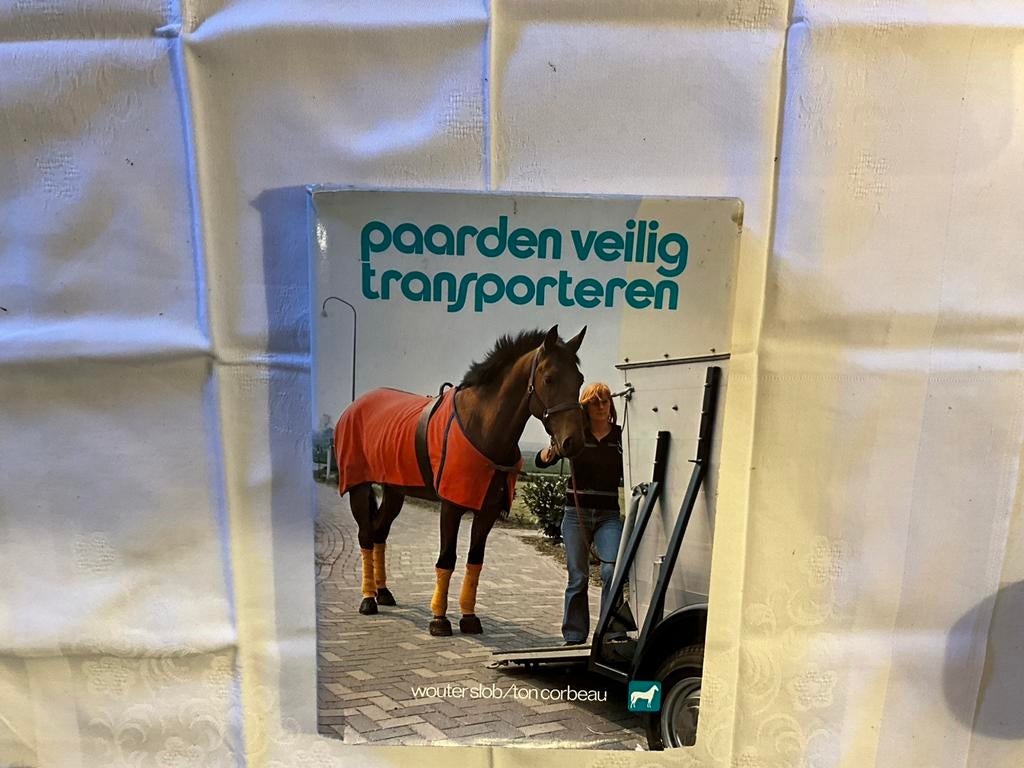 Paarden Veilig Transporteren - Wouter Slob & Ton Corbeau, Ophalen of Verzenden, Gelezen, Overige sporten