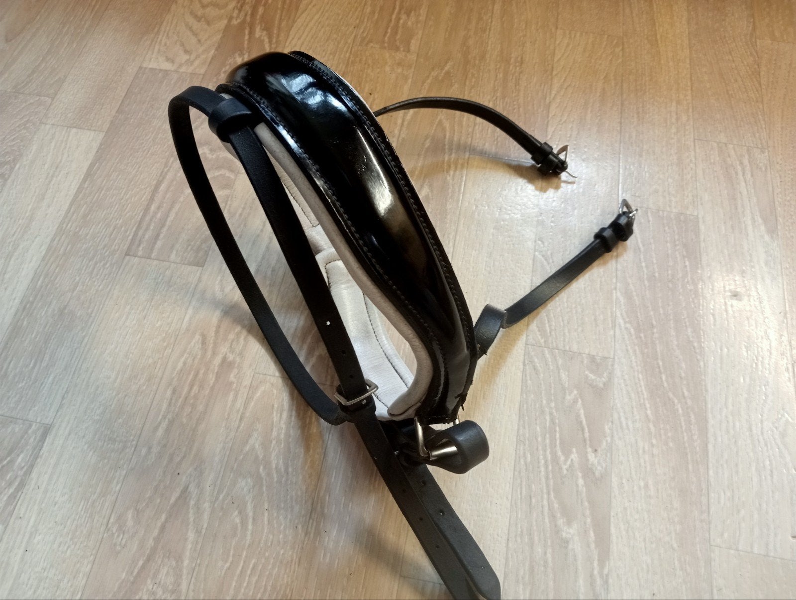 Zeer nette zwart witte lak neusriem mt full, Ophalen of Verzenden, Zwart, Full